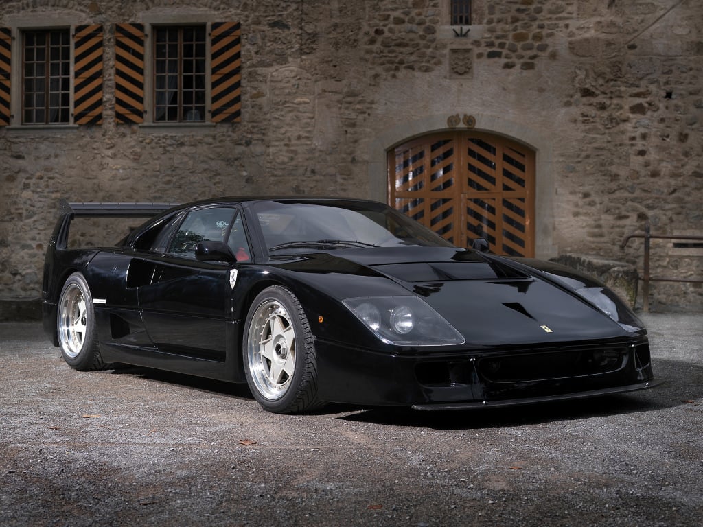 Lewis Hamilton Ferrari F40 noire 2025
