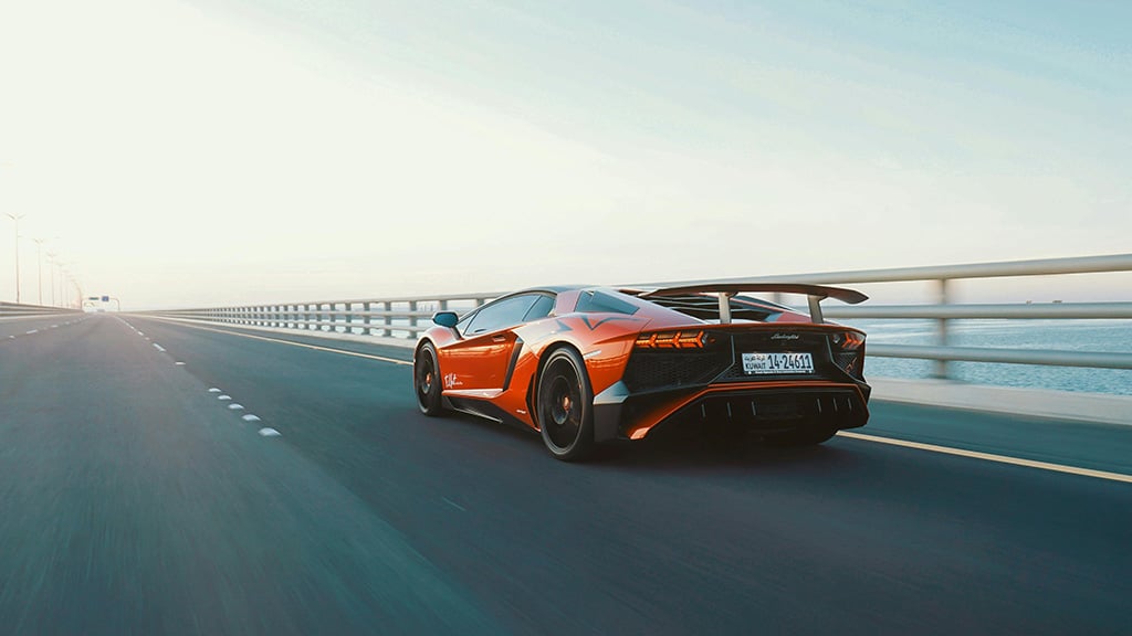 Photo d’une voiture de sport sur une autoroute